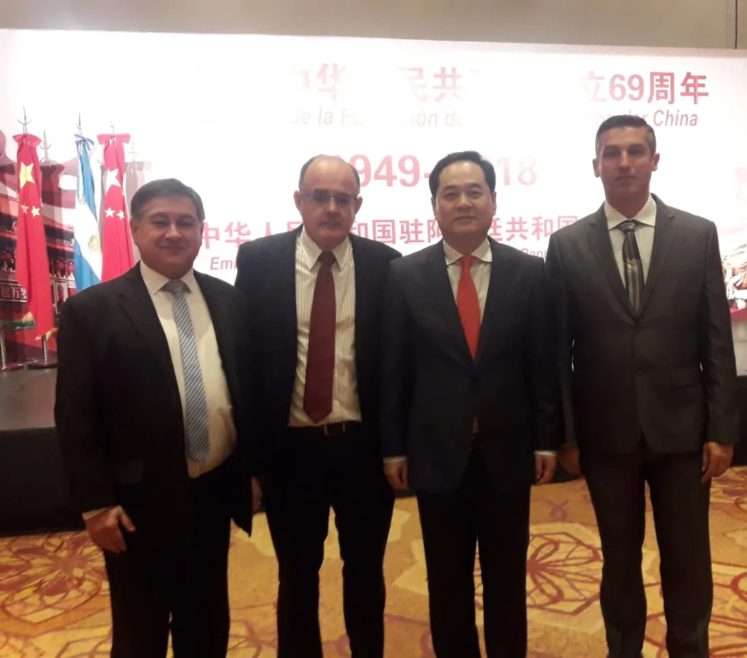 Representantes de Red Mundial junto al embajador de China en Argentina