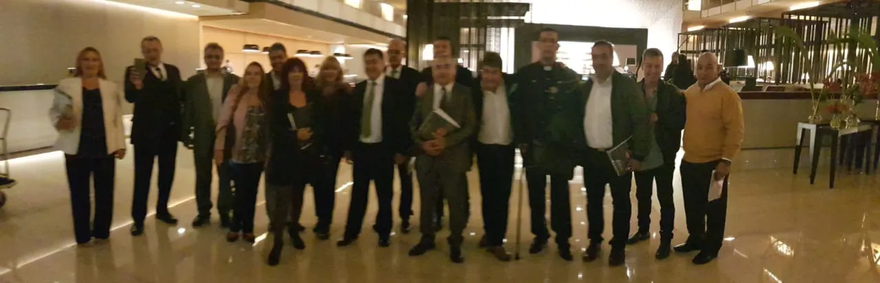 Foto grupal de los participantes del Encuentro Pastoral de Expansión en el lobby del Hotel Hilton