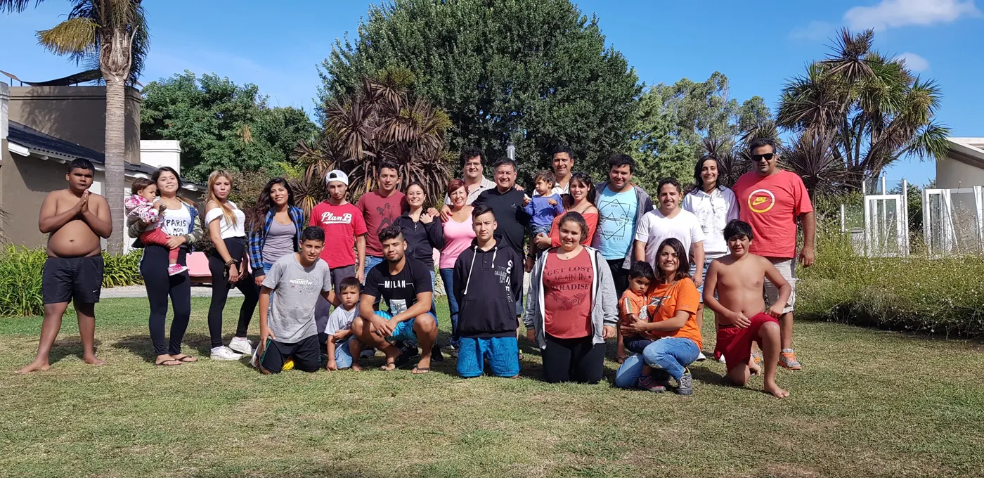 Foto grupal de los jóvenes de la Red en el jardín