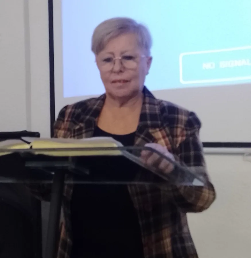 La pastora Marisa Noble predicando desde el púlpito