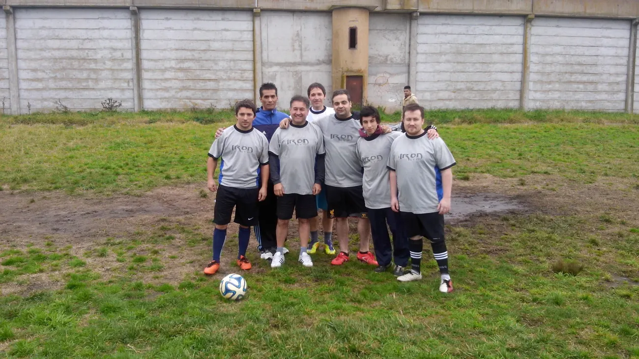 Equipo de Red Mundial con el Obispo Héctor Noble antes del partido